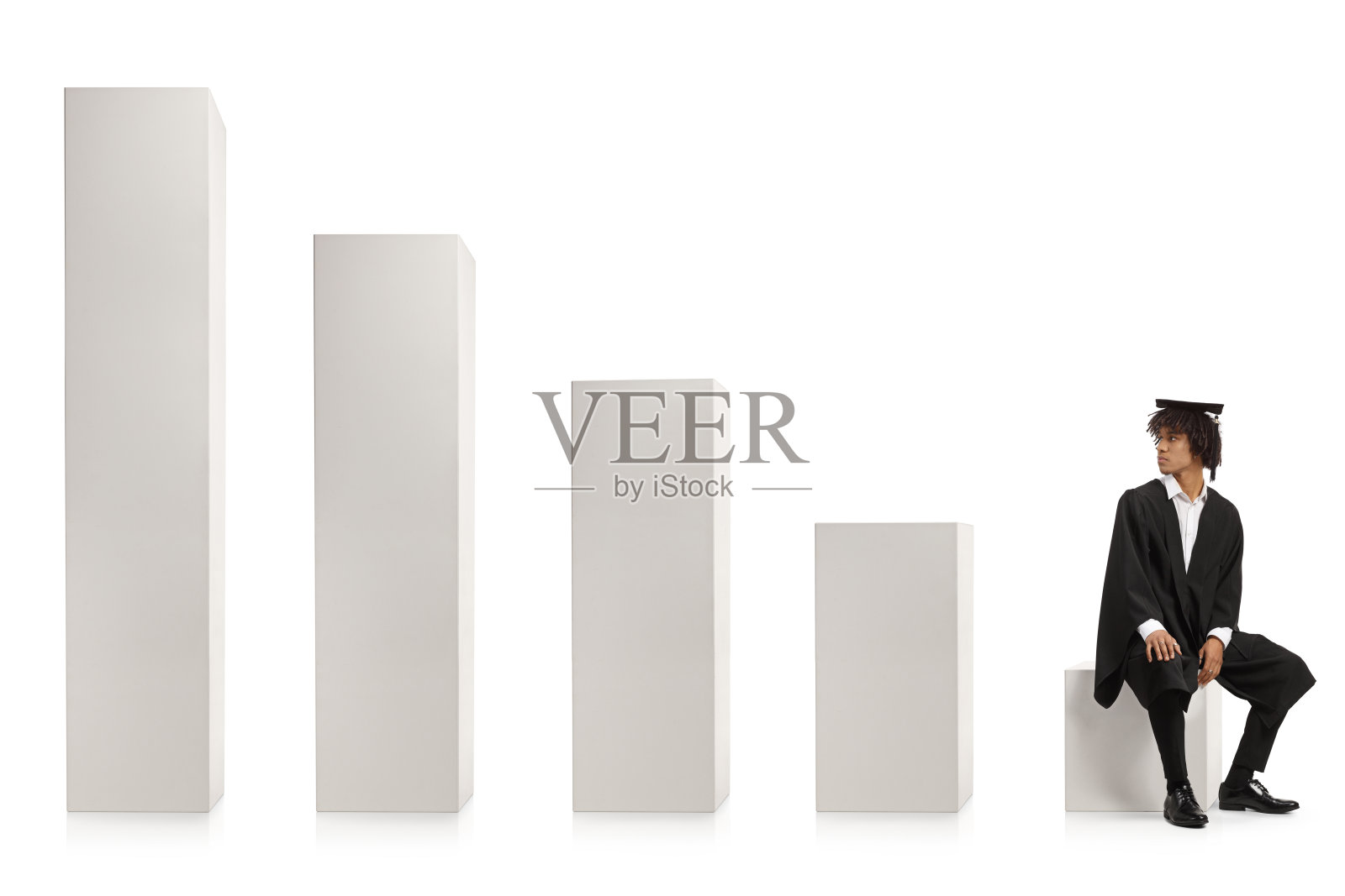 一名非裔美国男研究生坐在柱状图上，回头看照片摄影图片