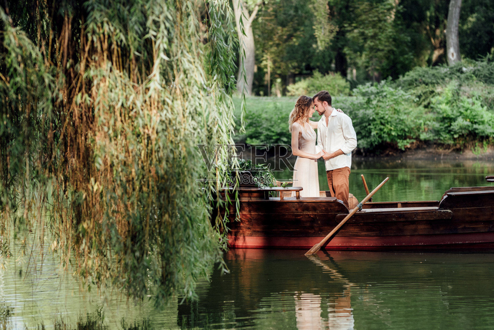 沿着河流的运河和海湾，一男一女乘船旅行照片摄影图片