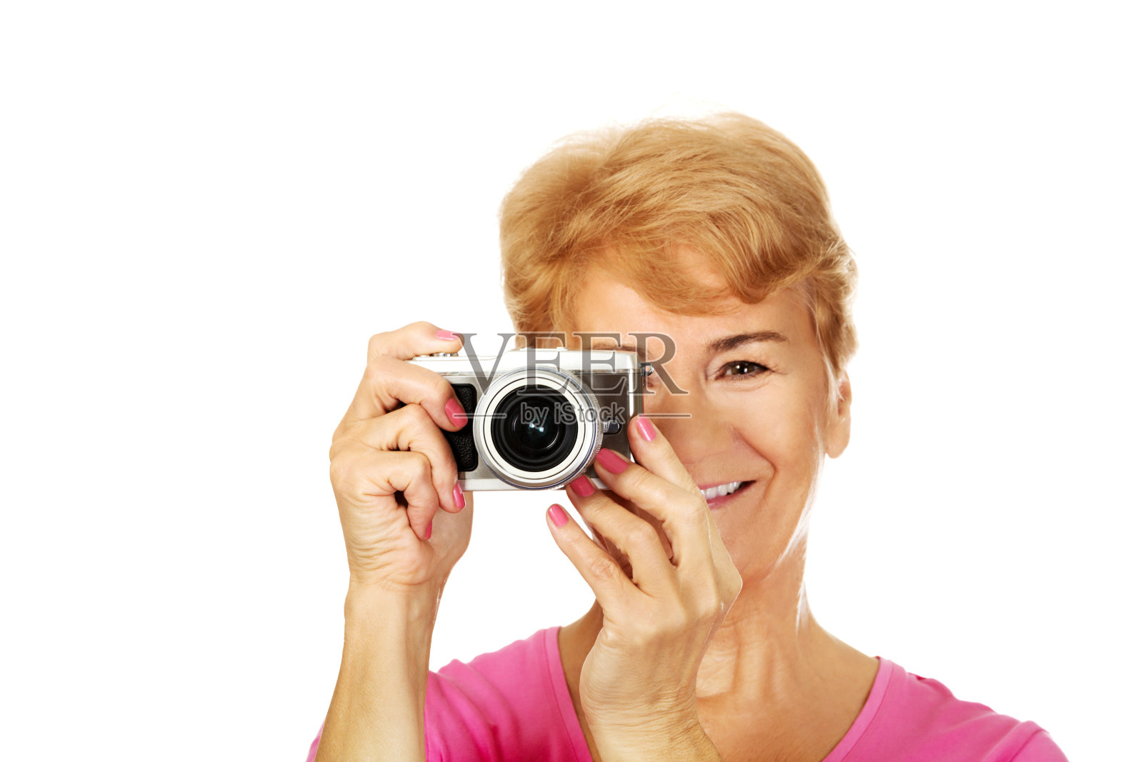 一位拿着老式相机拍照的波兰老妇人肖像，白色背景照片摄影图片