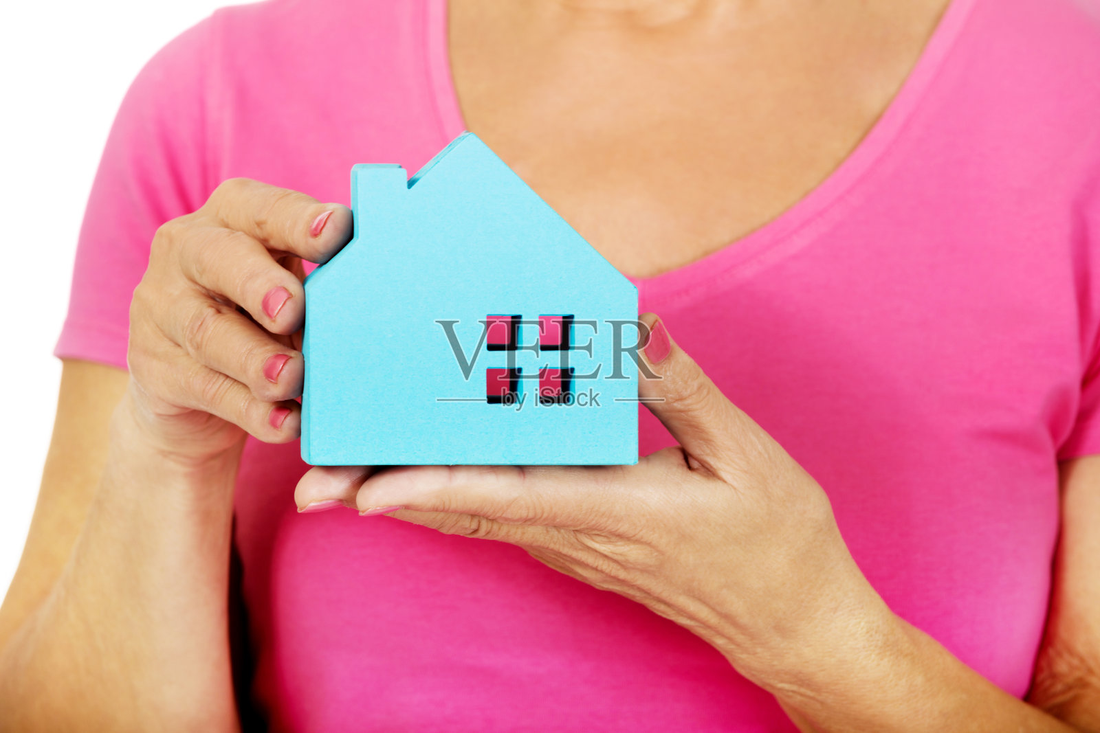 特写镜头:女性的手拿着一个蓝色的塑料玩具，孤立在白色上照片摄影图片