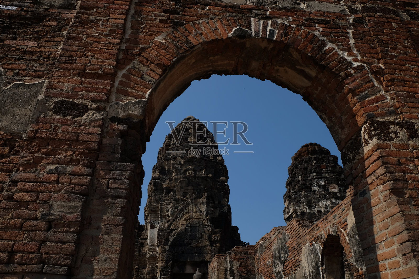 低角度拍摄的普拉Prang Sam Yod在泰国他欣照片摄影图片