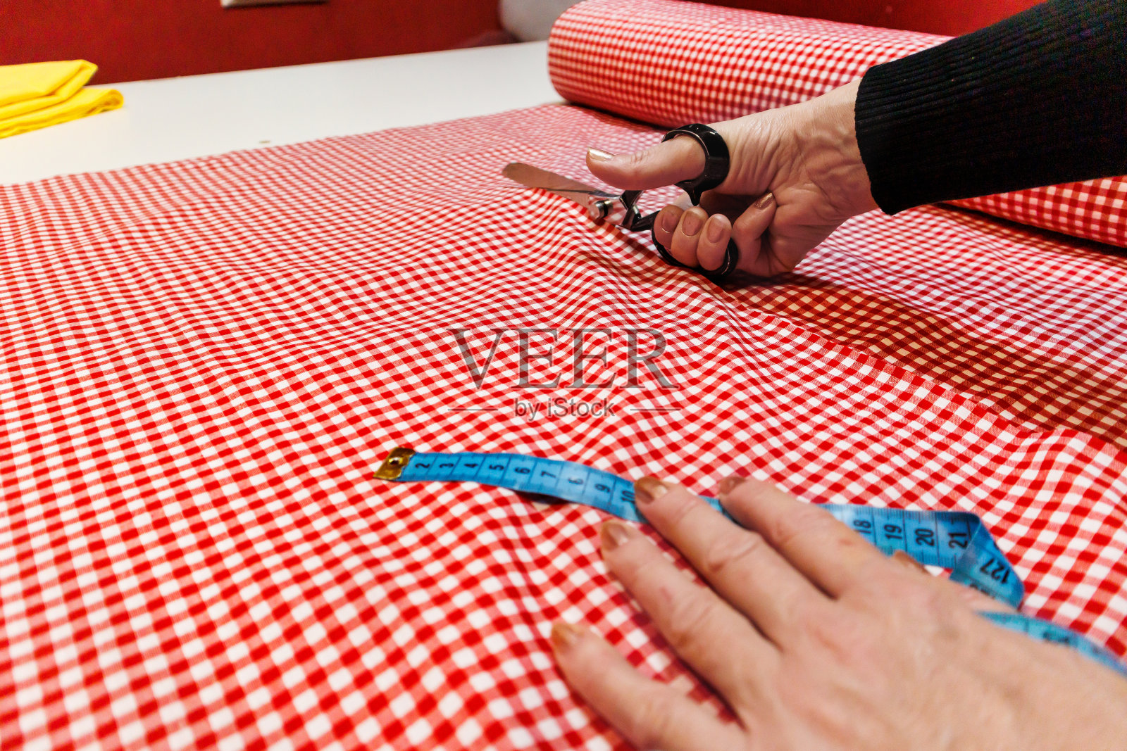 女裁缝用剪刀制作新衣服照片摄影图片