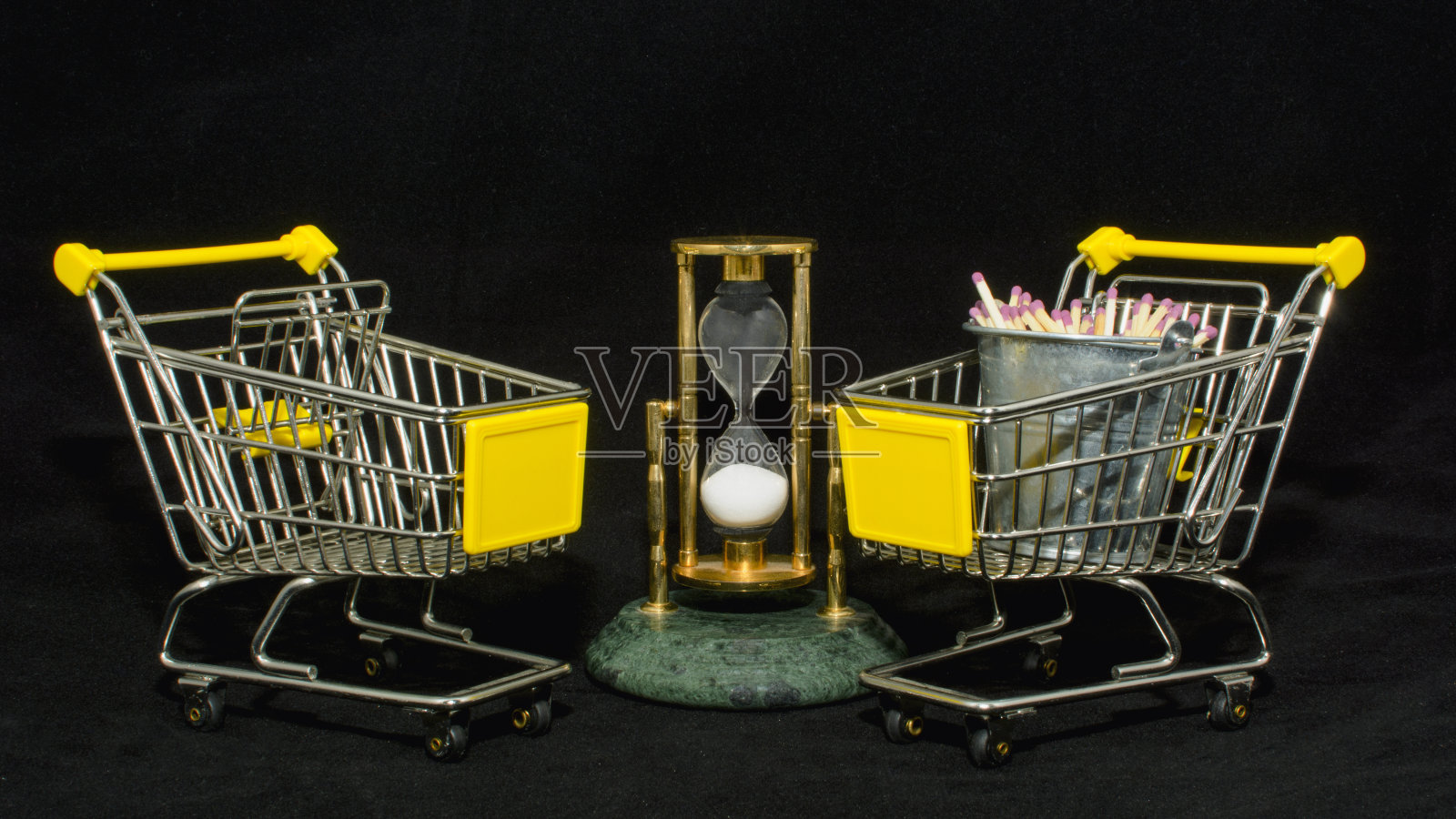 打火机和火柴都在超市的购物车里照片摄影图片