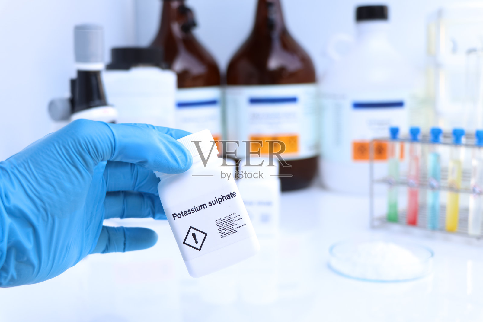瓶装硫酸钾，实验室和工业化学照片摄影图片