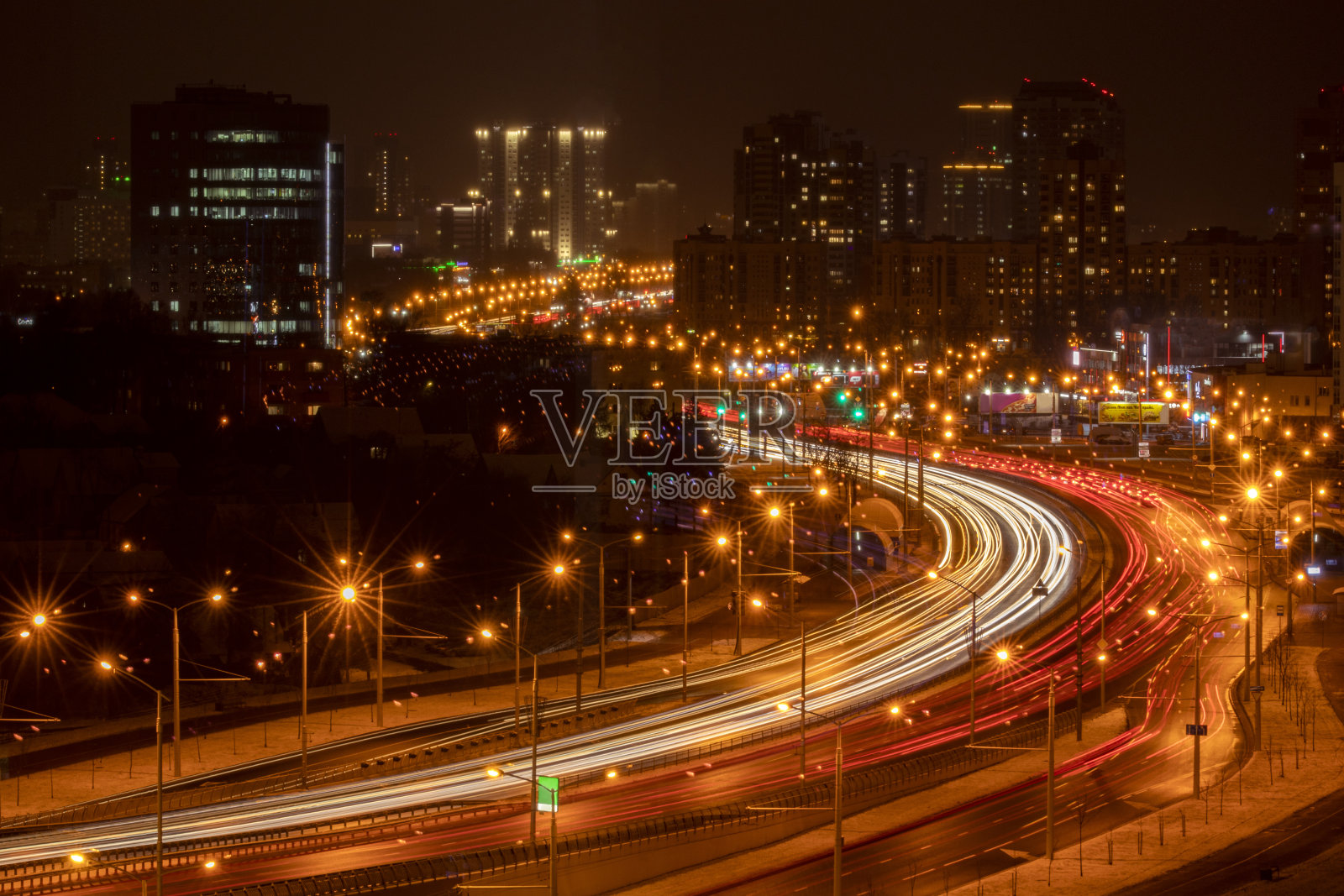 交通，从上面看。Basarab桥的标志性建筑，摄于夜间。照片摄影图片