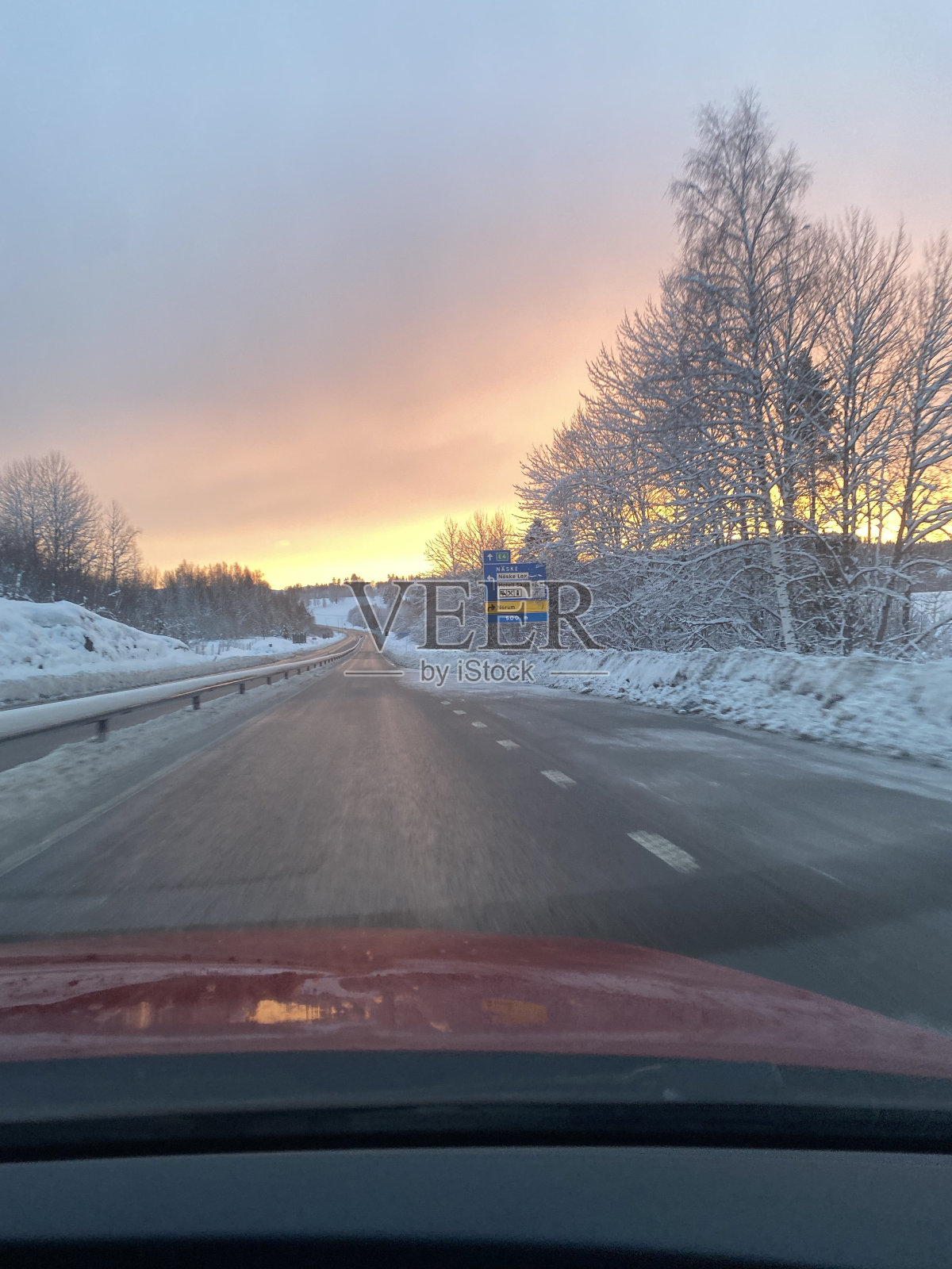 瑞典北部的一条公路照片摄影图片