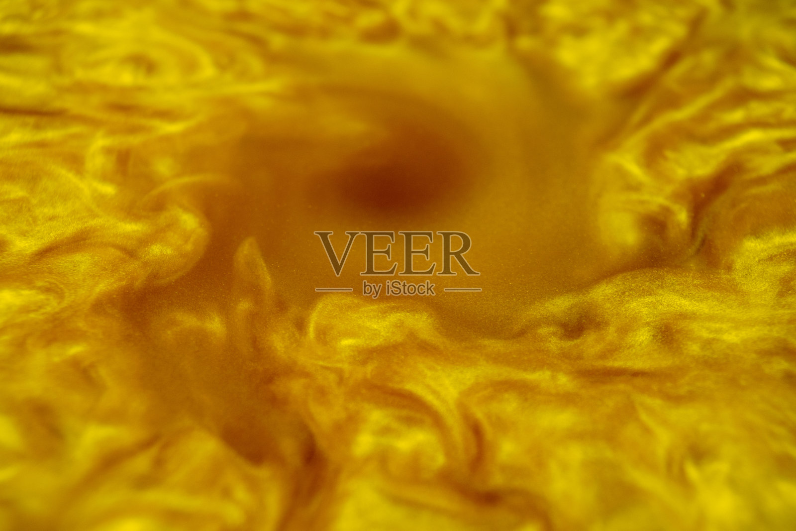 金色尘埃形成的漩涡云照片摄影图片