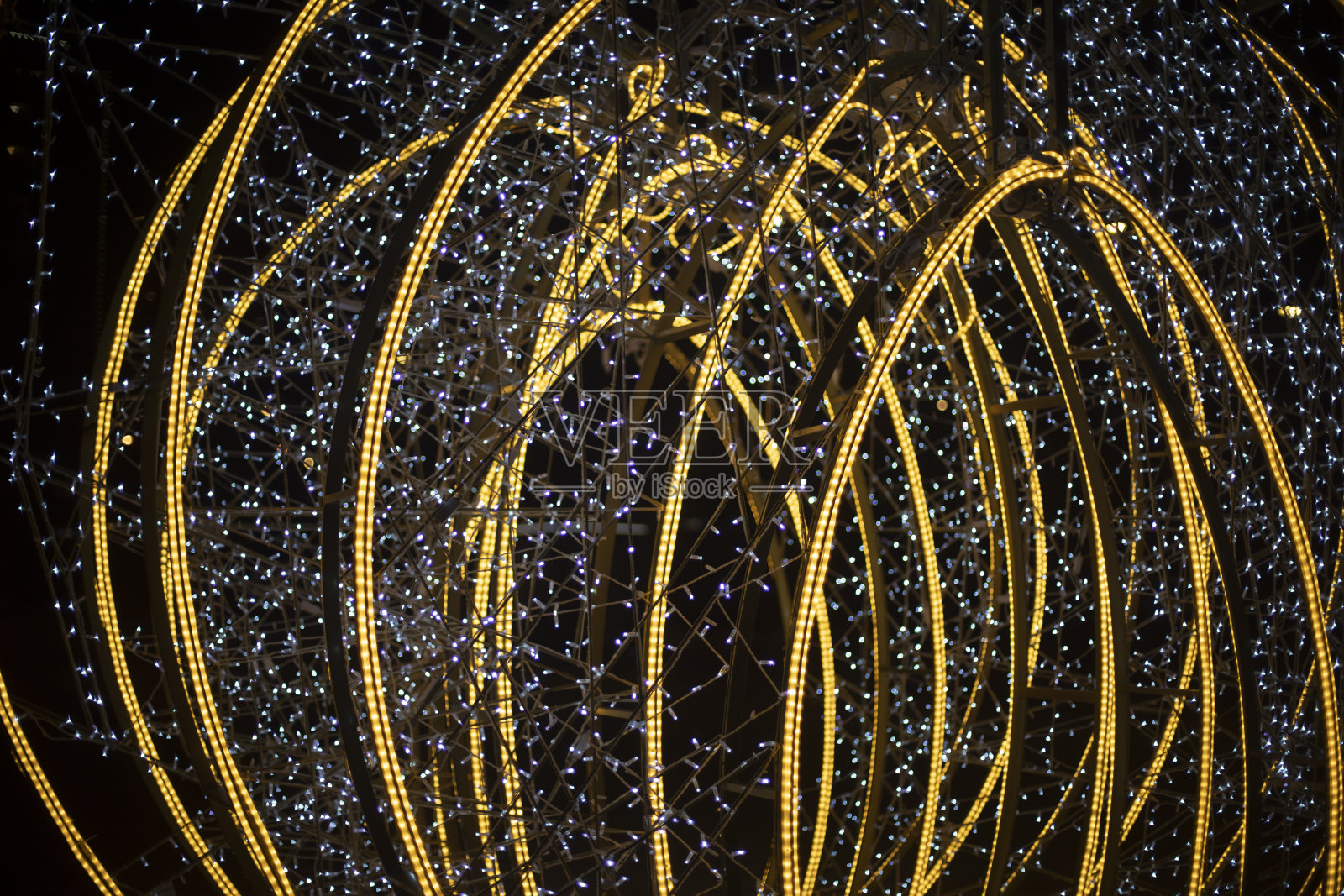 灯具设计。城市里明亮的建筑。照片摄影图片