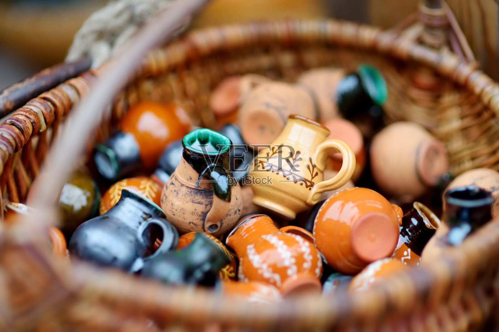 立陶宛维尔纽斯的复活节市场上出售的陶瓷盘子、餐具和水壶照片摄影图片