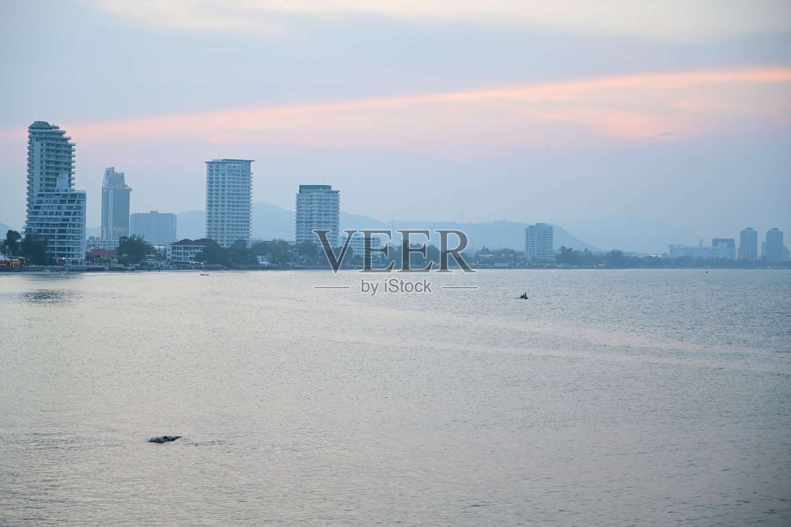 海滨景观与城镇，自然背景照片摄影图片