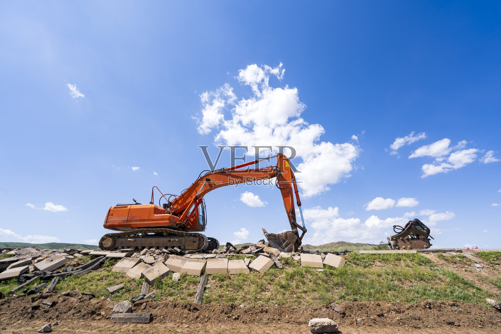 挖掘机在蓝天下照片摄影图片