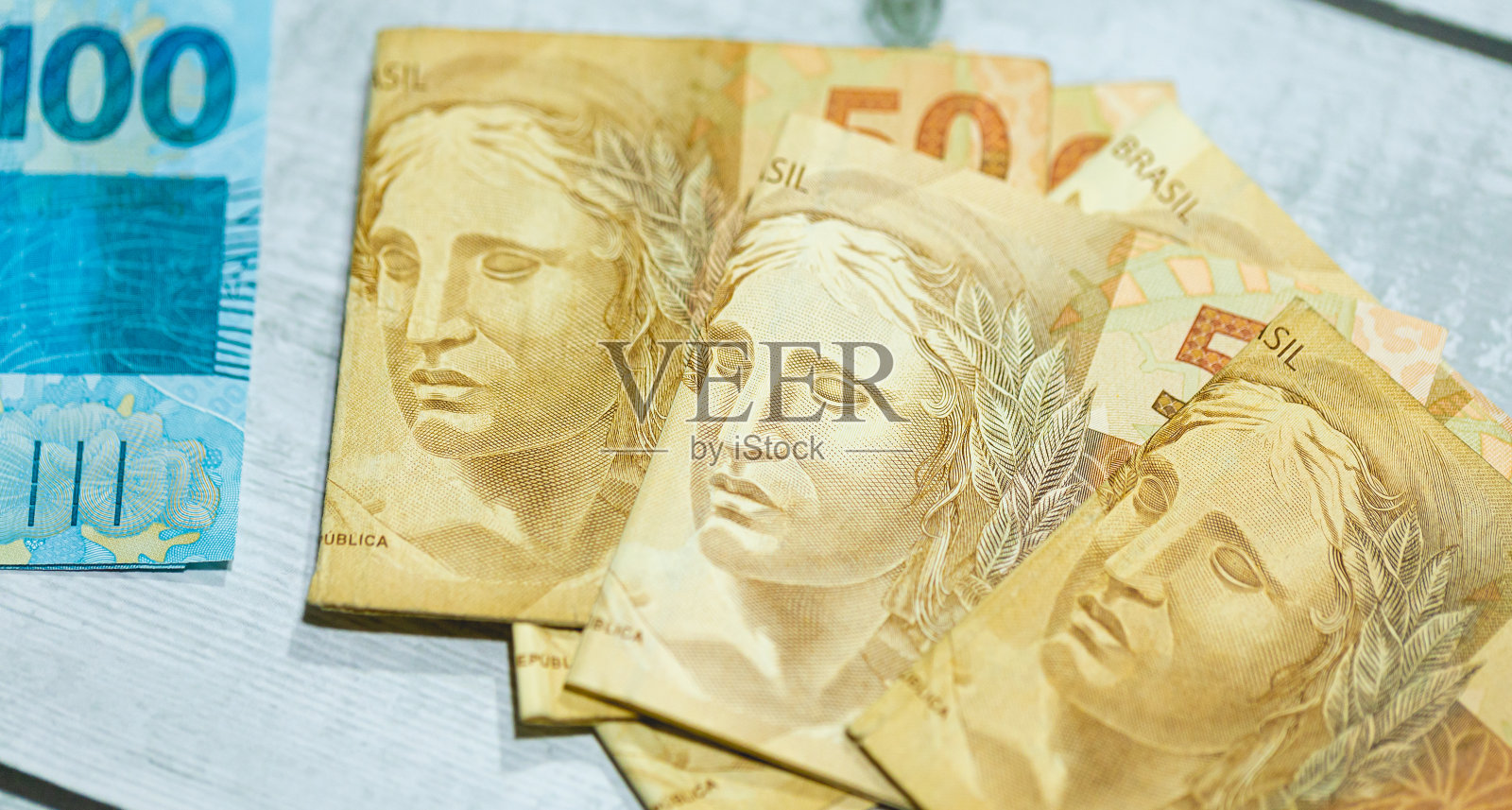 木桌上放着巴西雷亚尔钞票。巴西经济。照片摄影图片