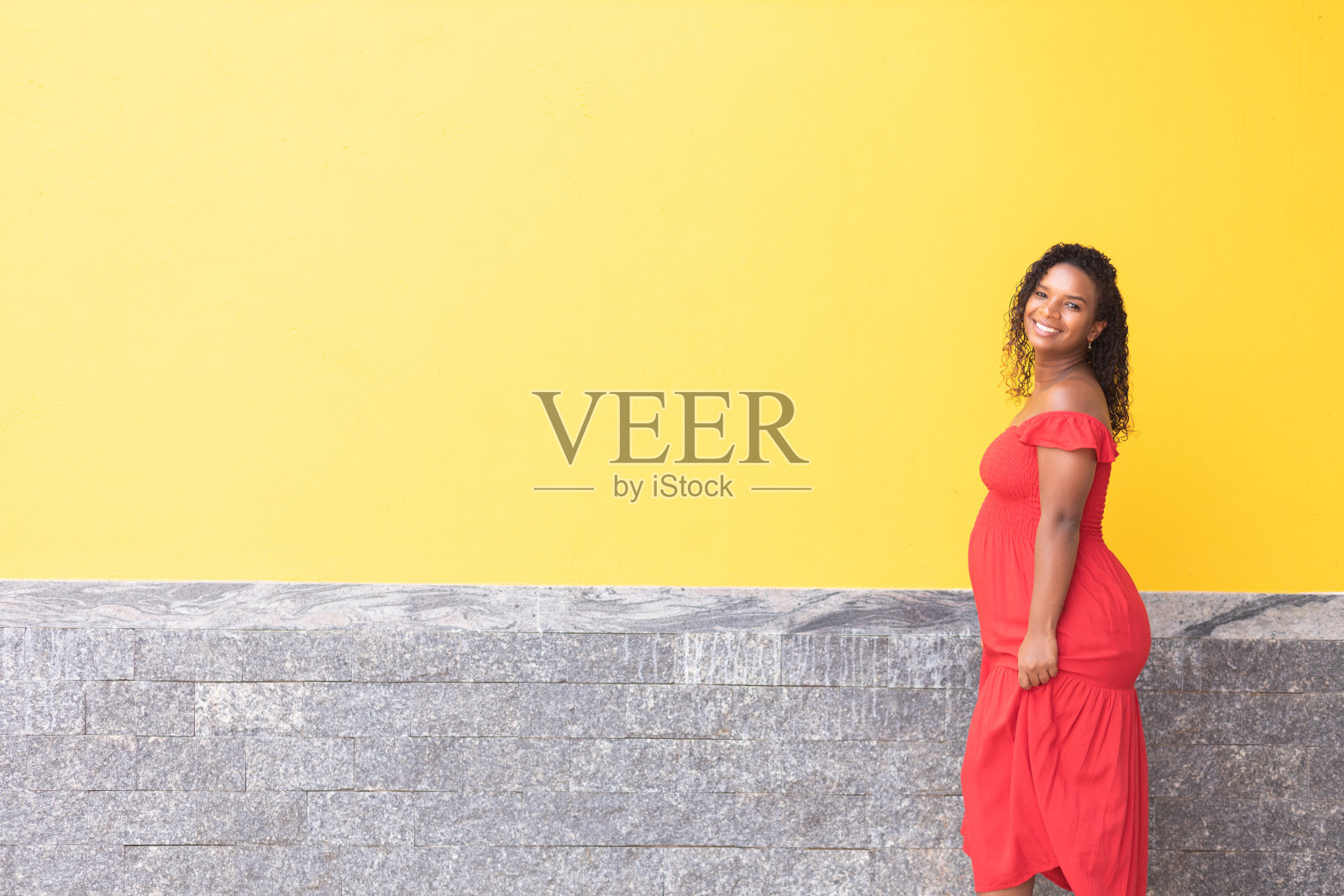 快乐的黑人孕妇照片摄影图片