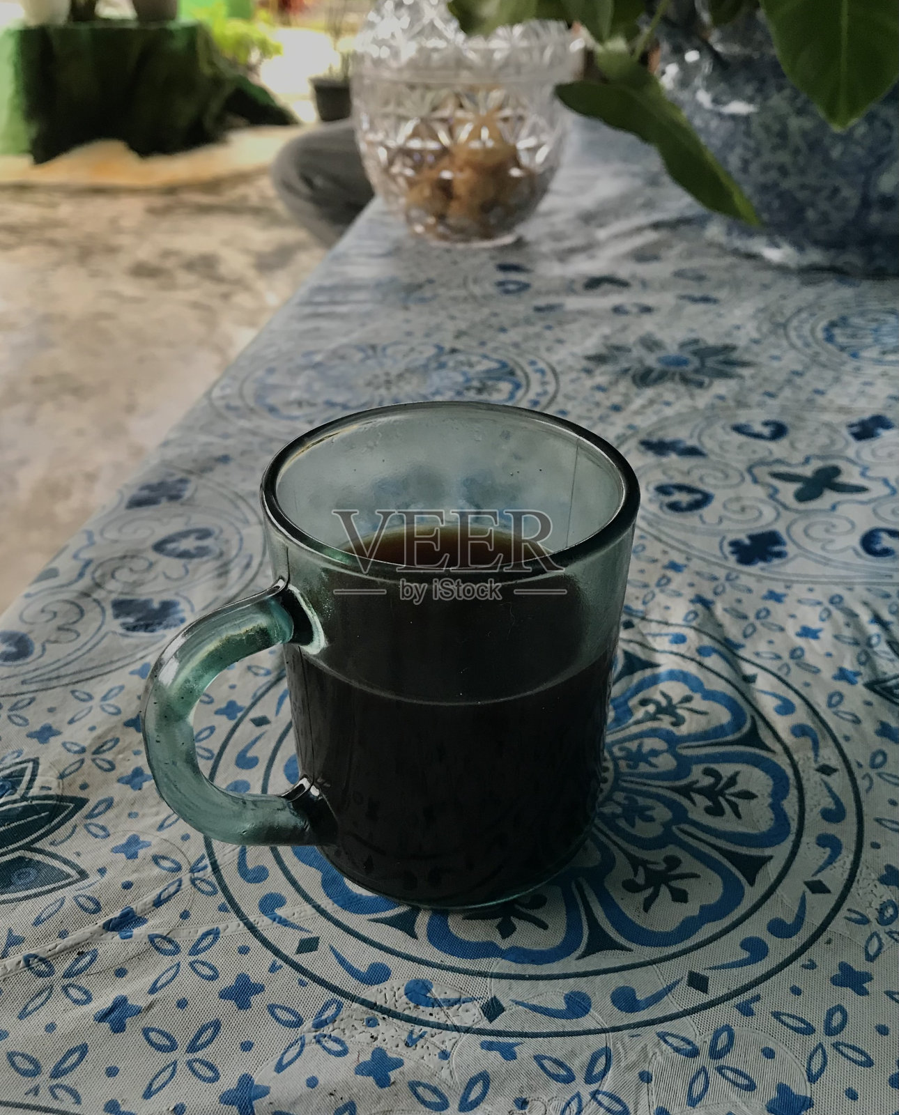 黑咖啡在桌子上照片摄影图片