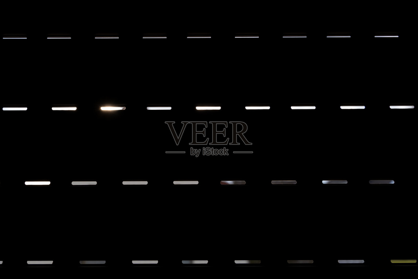 在白天放下带槽的百叶窗照片摄影图片