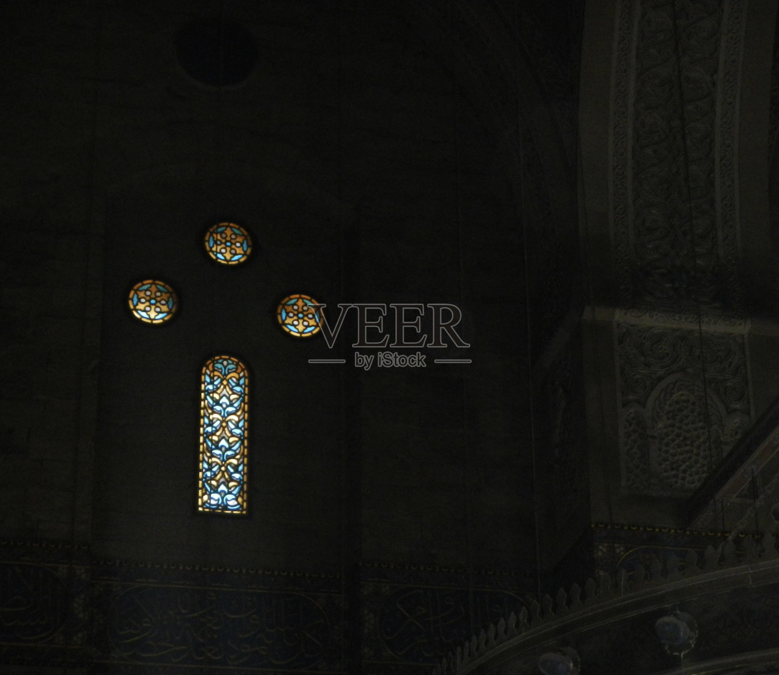 科普特基督教大教堂的十字形彩色玻璃照片摄影图片