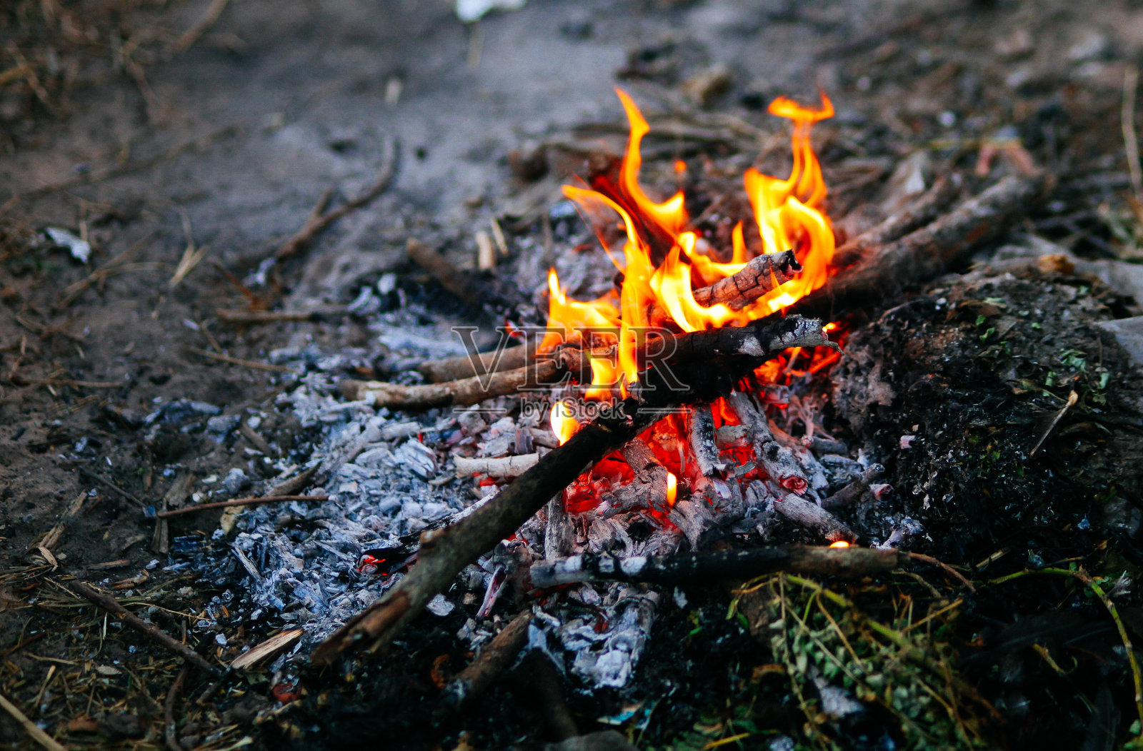 篝火在冬天，燃烧的火焰顶着寒冷的晨风。照片摄影图片