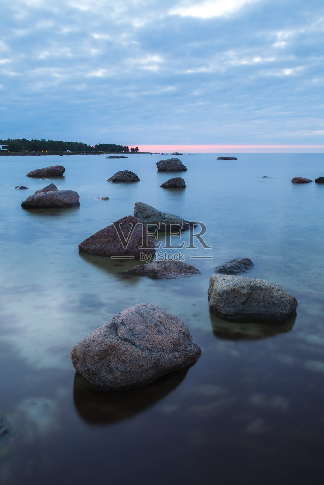 在爱沙尼亚波罗的海海岸，蔚蓝时刻的平静海景照片摄影图片