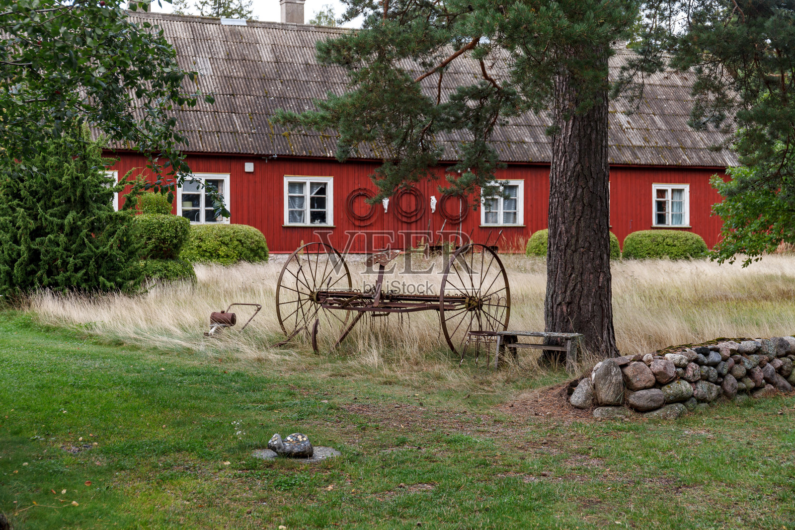 爱沙尼亚埃纳岛上的古典斯堪迪维亚红色木屋照片摄影图片