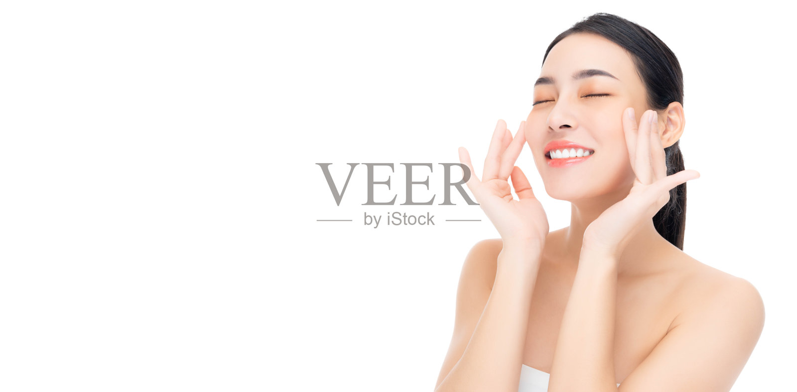 美丽亚洲女性美丽的脸身体肖像与手健康的皮肤微笑美丽的女士闭眼美丽的女孩触摸她的美丽面部皮肤隔离在白色背景复制空间健康的皮肤照片摄影图片