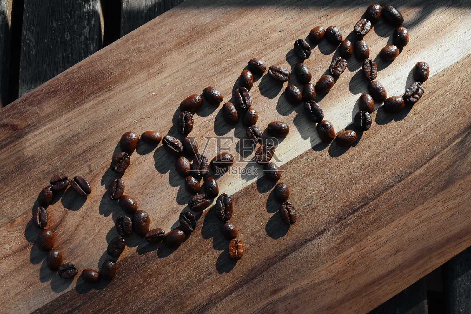 在木头上烤咖啡豆照片摄影图片