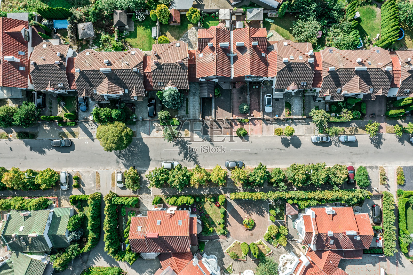 在美丽的郊区，私人住宅的红瓦屋顶和车道的鸟瞰图照片摄影图片