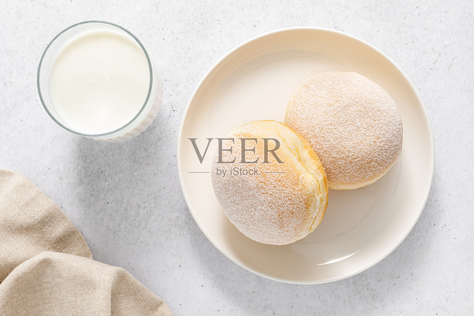 柏林甜甜圈。传统的德国甜甜圈，覆盆子酱，撒上糖粉。俯视图照片摄影图片