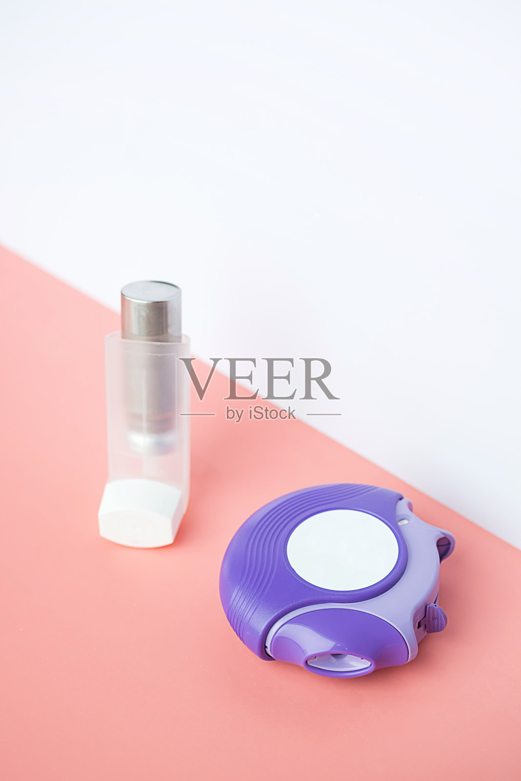 哮喘吸入器可以预防哮喘发作。吸入气雾剂，治疗支气管哮喘，治疗肺部炎症。照片摄影图片