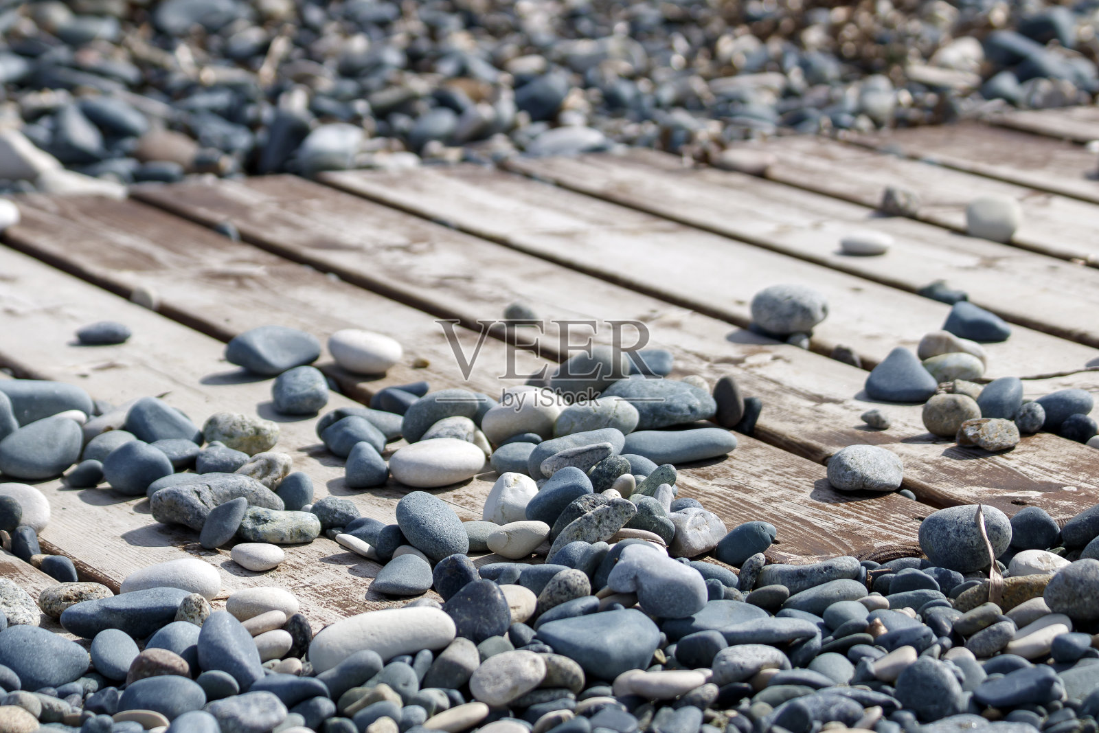 海边人行道上的石头照片摄影图片