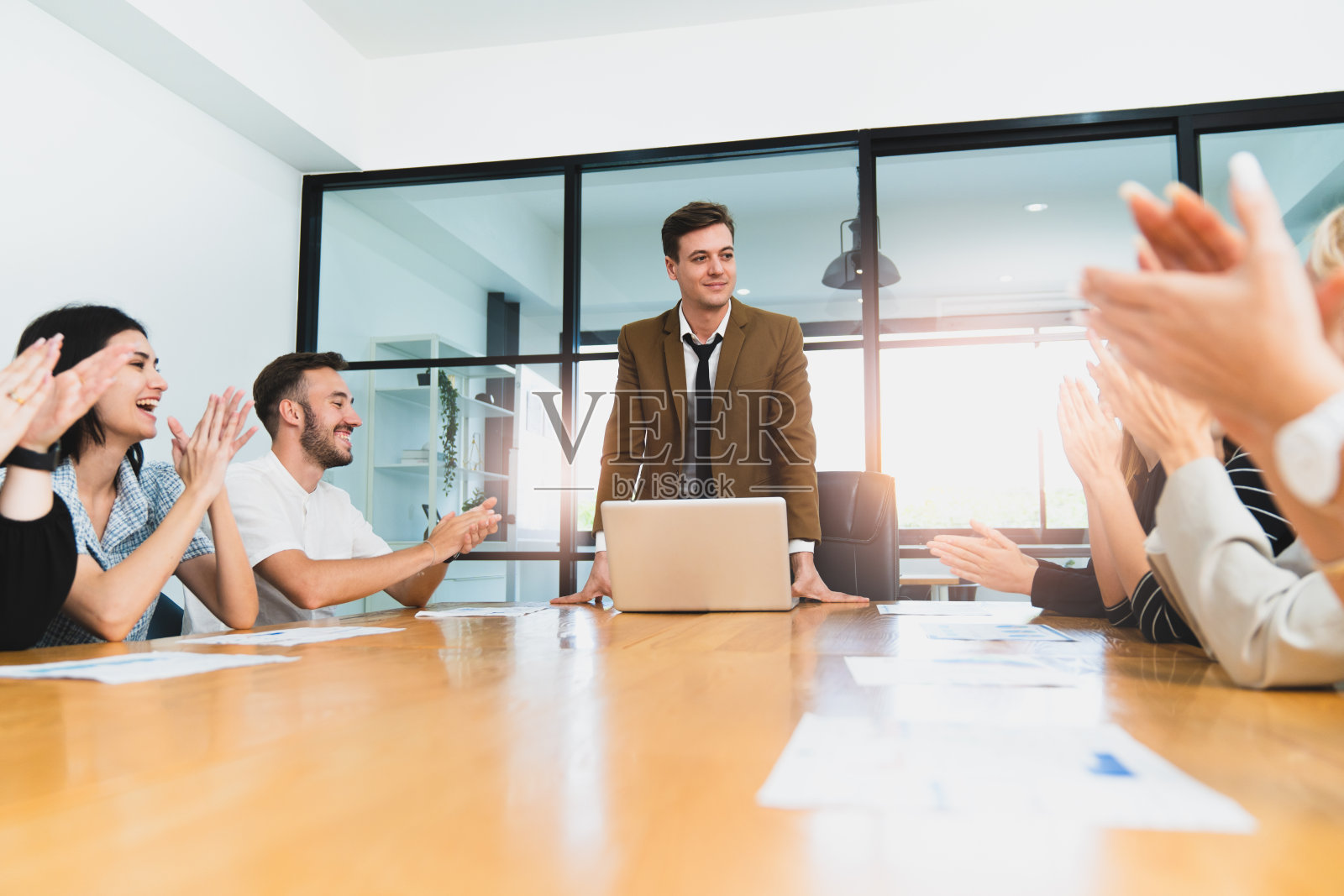 在现代办公室成功的商务会议后，快乐的不同商务人士或商务同事鼓掌。成功团队合作，创业公司理念照片摄影图片