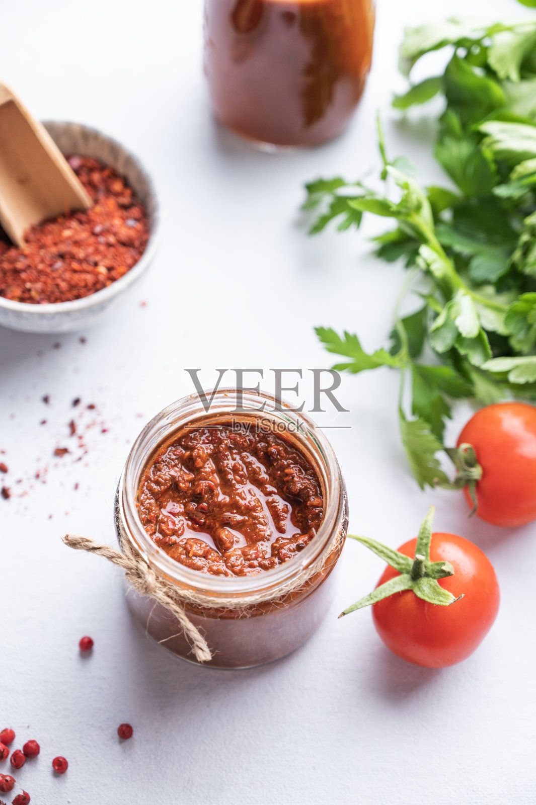 自制辣椒酱：西红柿和辣椒开胃菜（俯视图）照片摄影图片