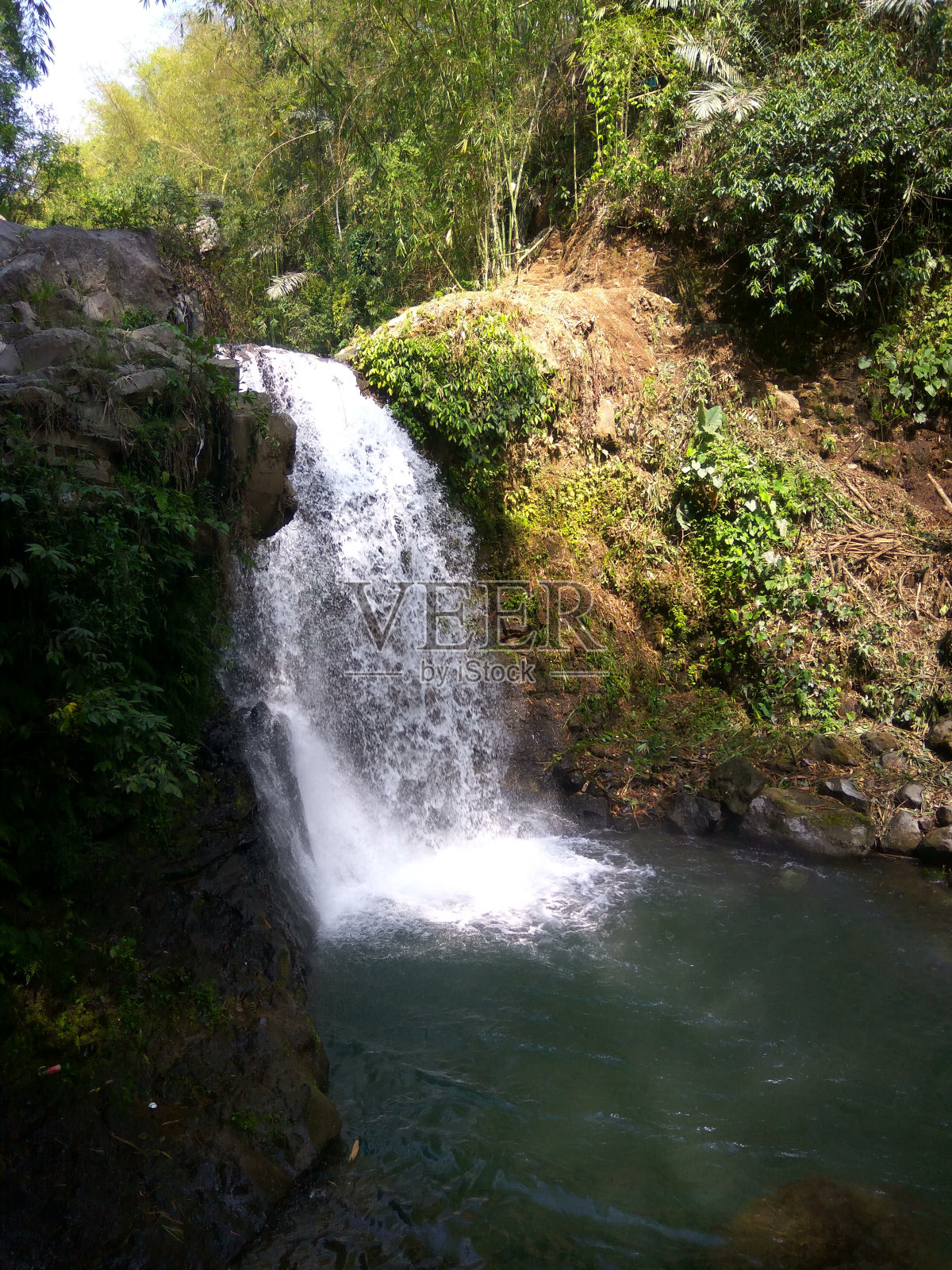 村庄边上的瀑布叫curuk tithang照片摄影图片