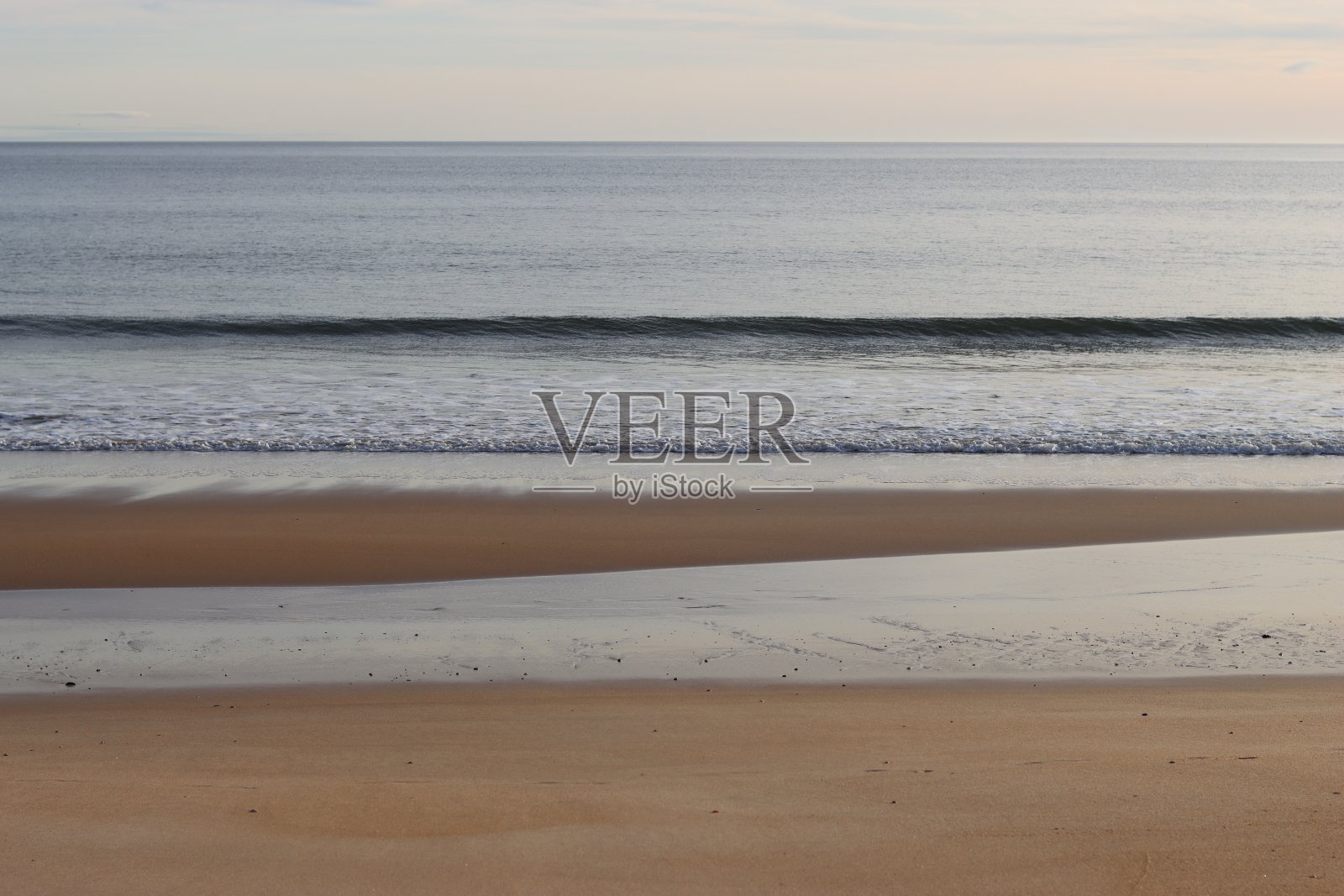 俯瞰一层层的海水、海浪和沙滩照片摄影图片