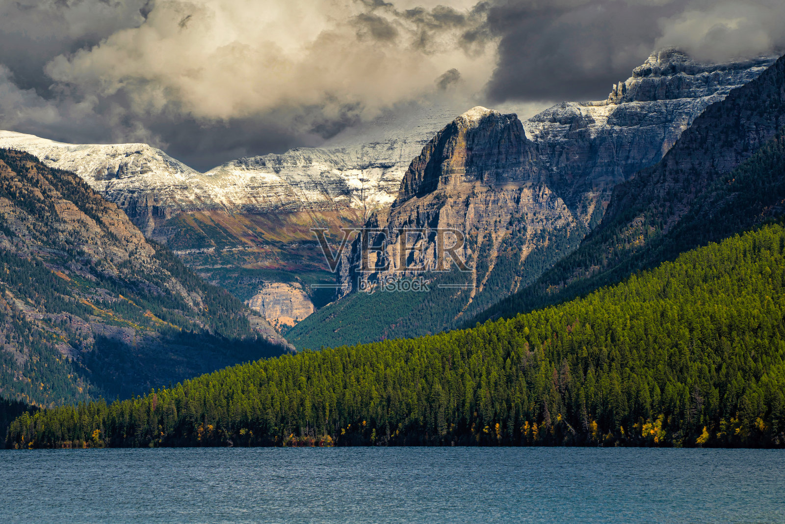 鲍曼湖，冰川国家公园照片摄影图片