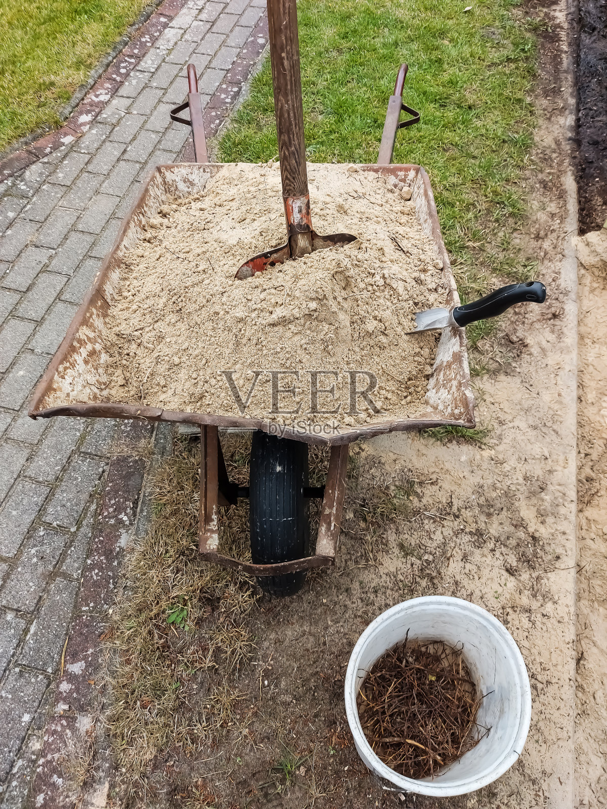 花园里有一辆生锈的旧手推车照片摄影图片