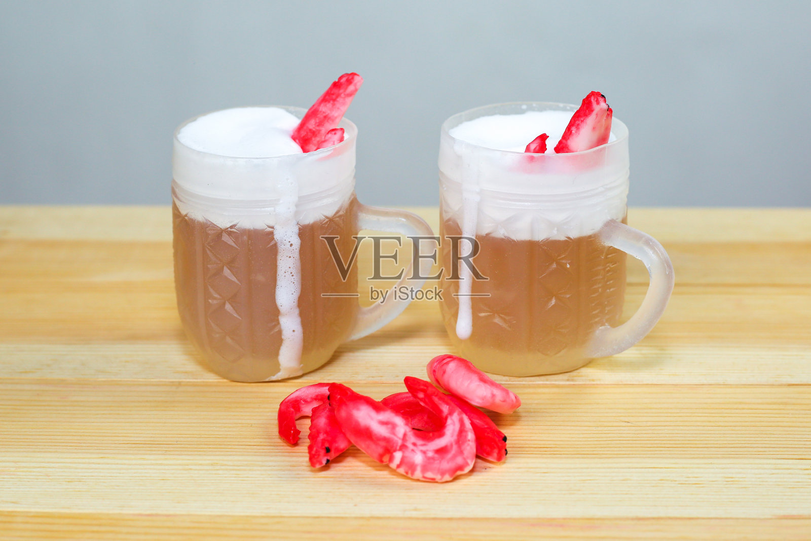 手工制作的啤酒杯形式的肥皂，木制表面上有虾照片摄影图片