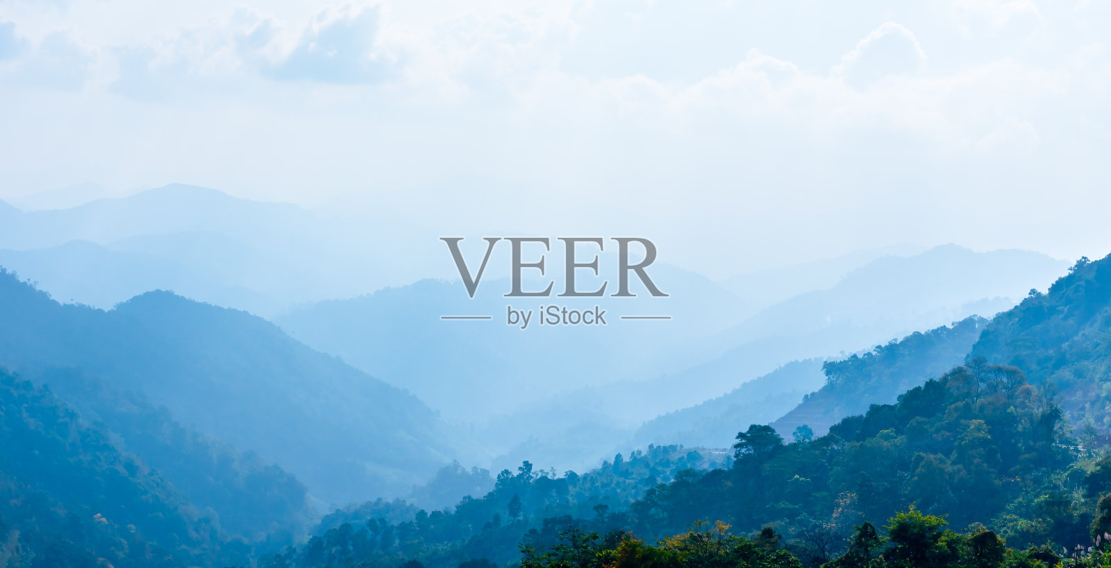 山中有雾，山脊和山谷有晨空景观。照片摄影图片