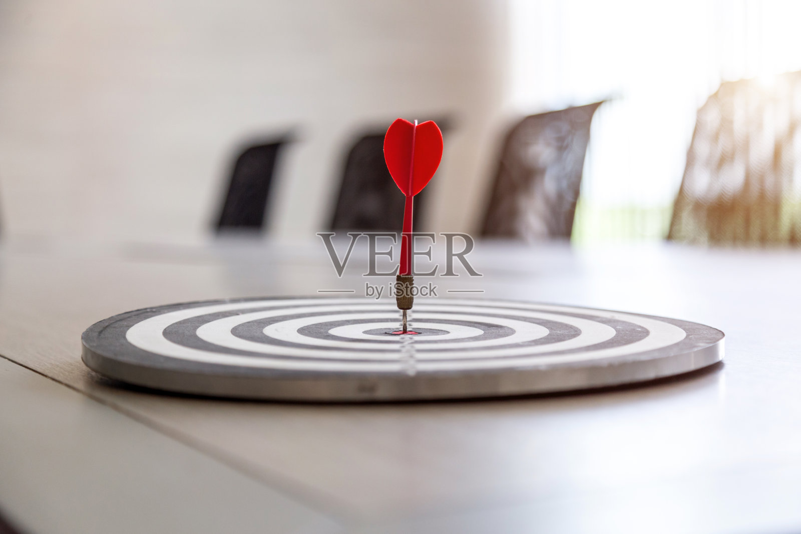 靶心是企业的目标，创业的理念是更好地开展新业务，目标营销和企业成功。照片摄影图片