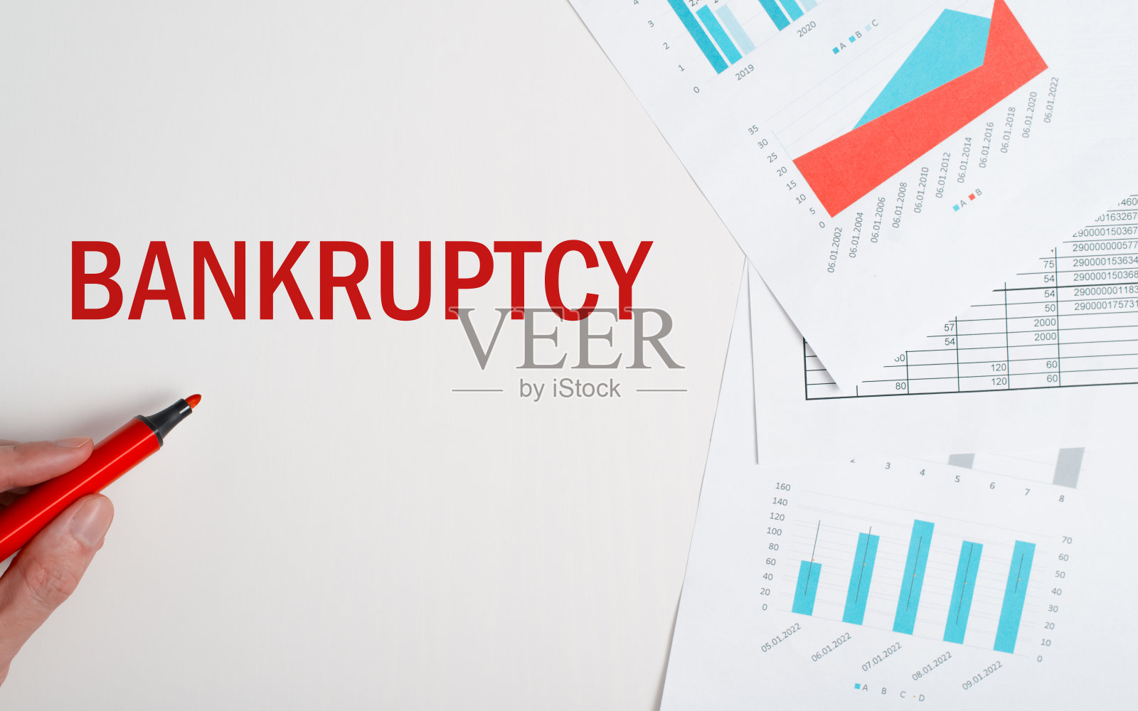 破产，投资危机，商业问题概念。俯视图财务文件与图表，手写字样破产与红色标记在表上照片摄影图片