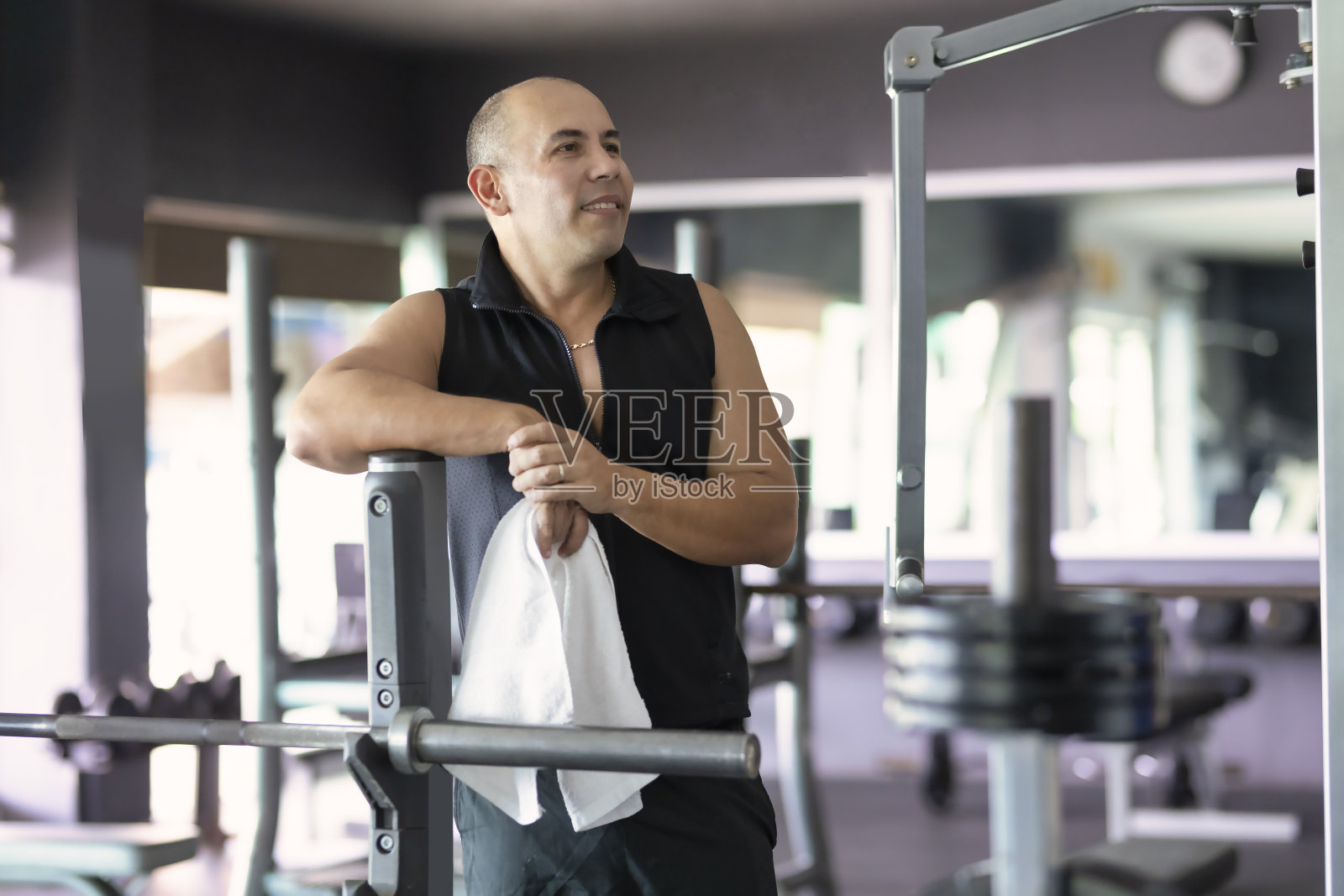 在健身房休息的男人照片摄影图片