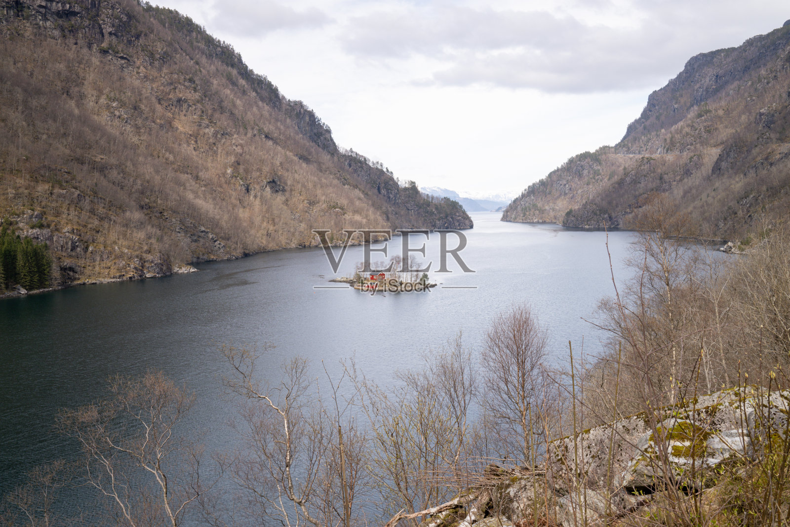 最上镜的挪威小屋，hytte, Lovrafjorden，一个通往Sandsfjorden的侧面峡湾，位于Rogaland的Suldal市。照片摄影图片