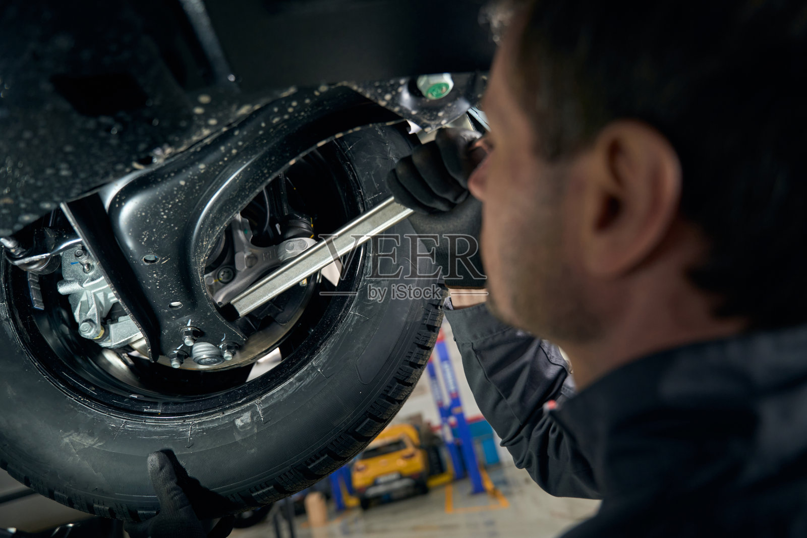 机械师在车间检查靴子领子照片摄影图片