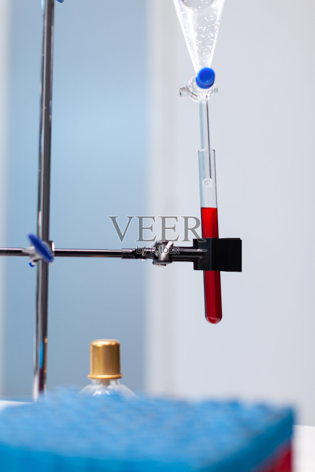 血液试管放置在医疗设备中，准备进行生化感染实验照片摄影图片