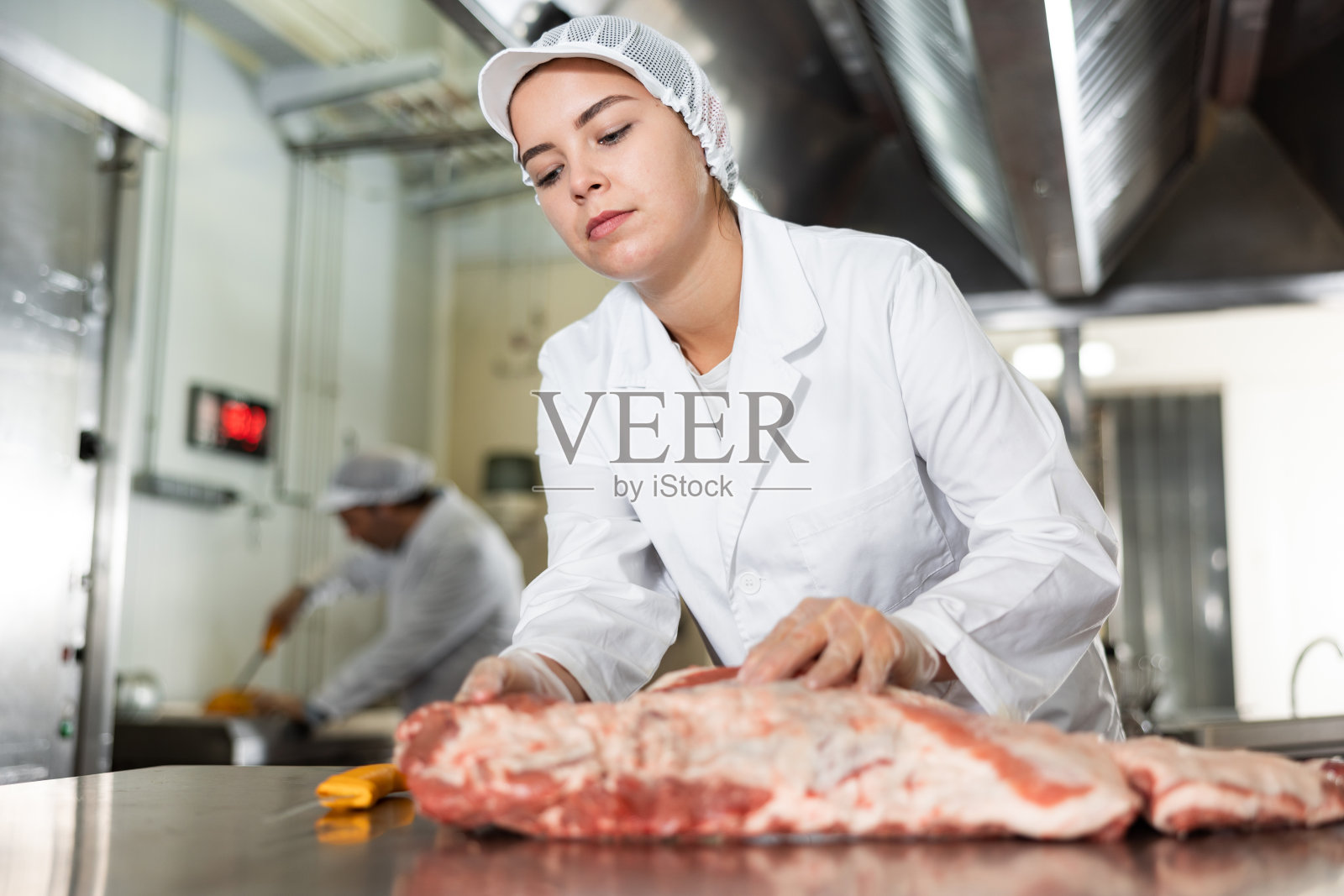 女售货员在肉店展示优质猪肉照片摄影图片