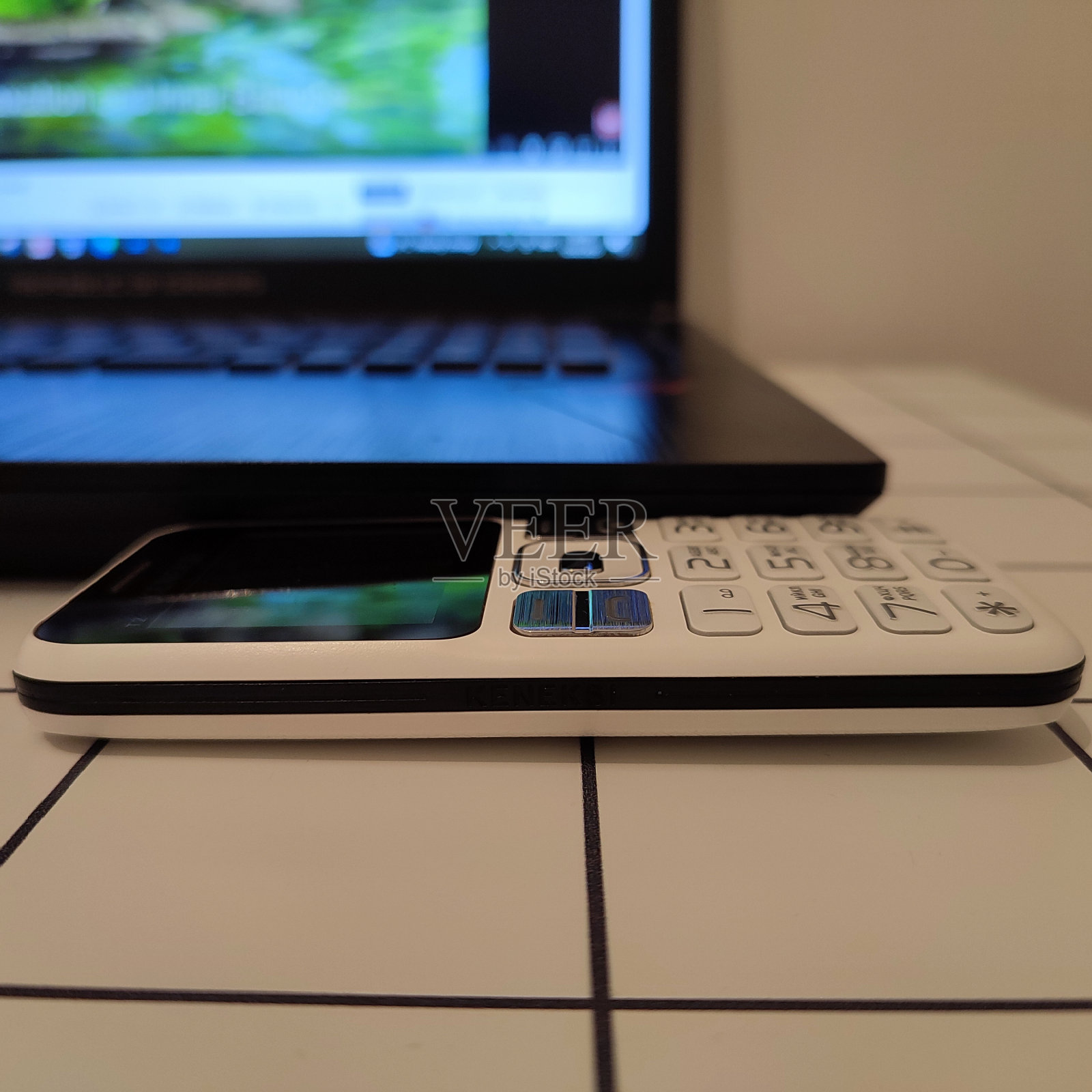 手机和笔记本电脑。照片摄影图片