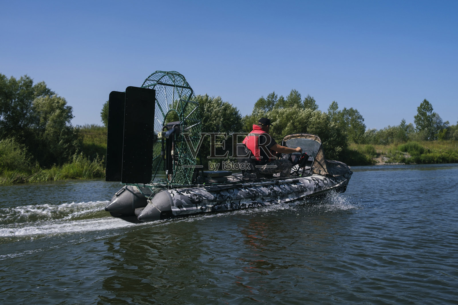 在一个溅起水花的夏日，在河上高速乘坐汽艇照片摄影图片