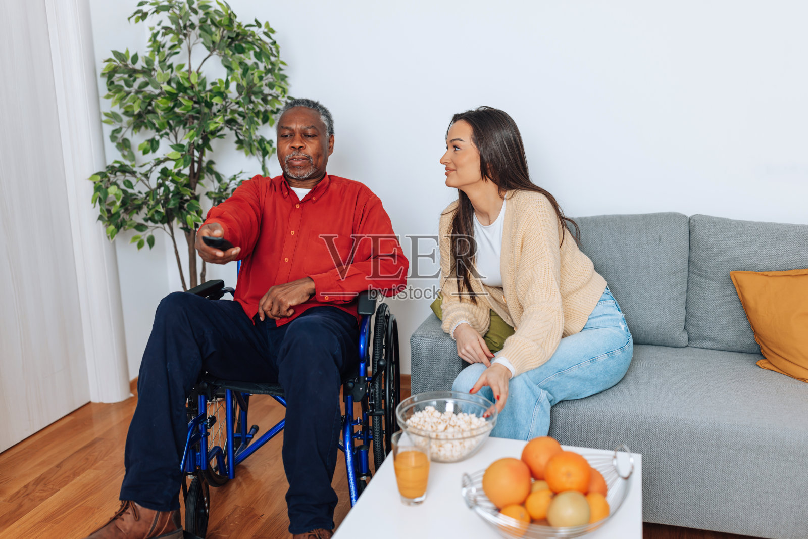 我们可以开始看电影了吗?照片摄影图片