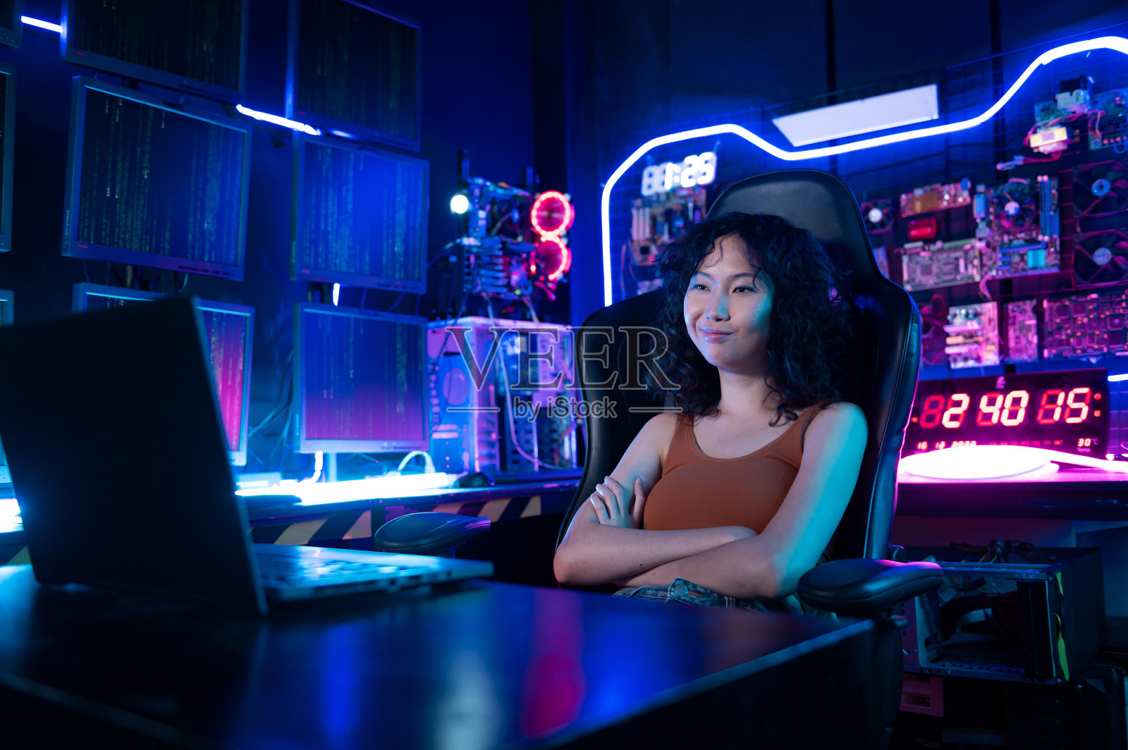 一名黑客正在用笔记本电脑在夜间窃取数据照片摄影图片