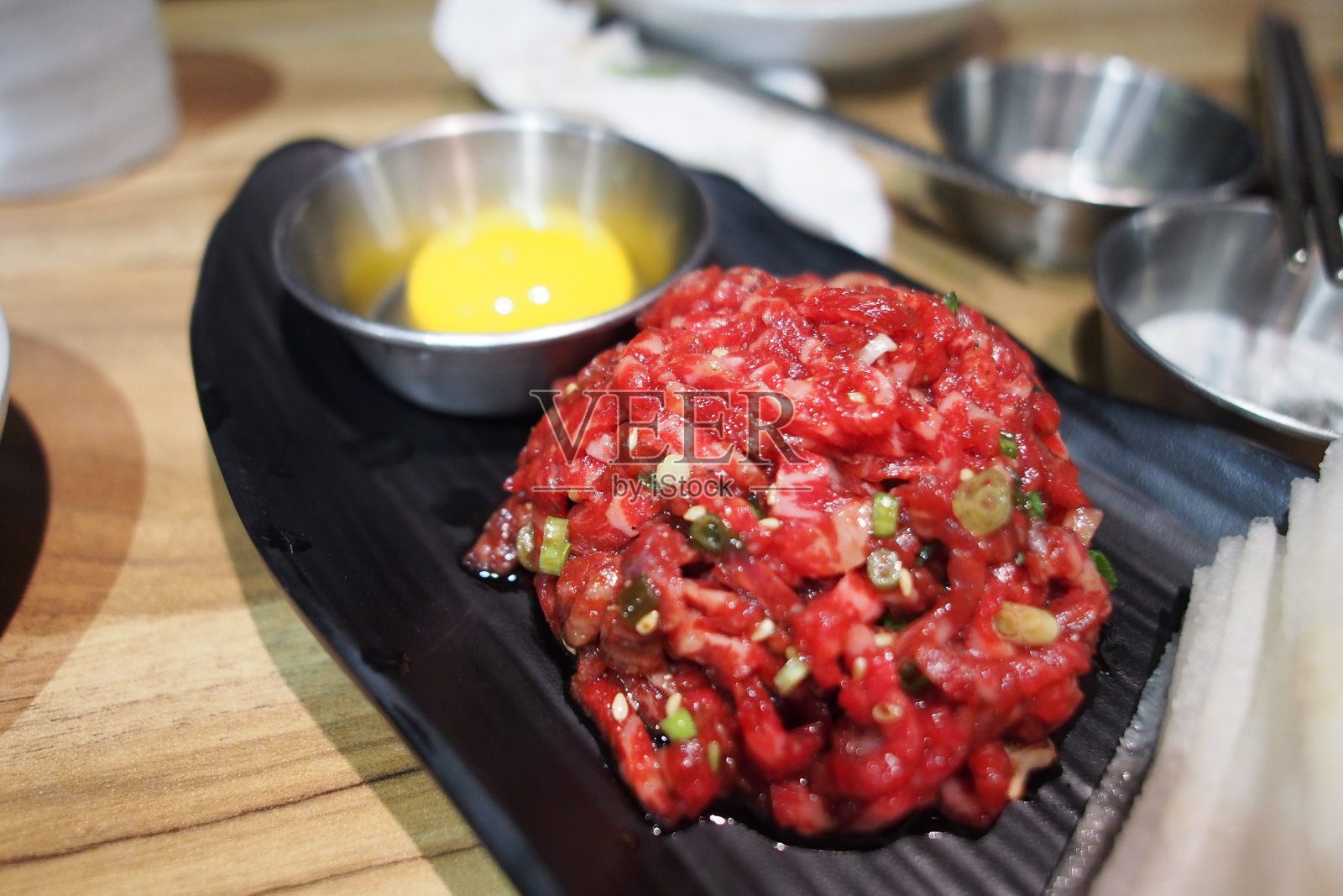 鞑靼牛肉和鸡蛋照片摄影图片