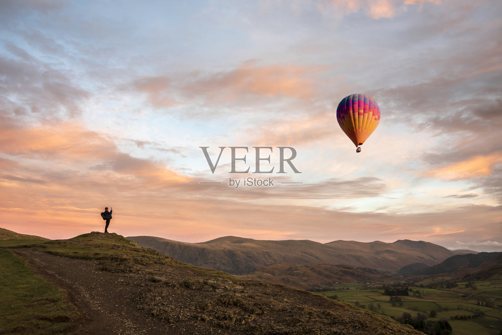 精彩的充满活力的日落景观图像，从拉特里格瀑布向大多德和湖区斯蒂巴罗多德拍摄热气球景观照片摄影图片